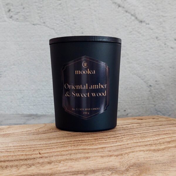 Oriental amber and sweet wood candle Moolea
